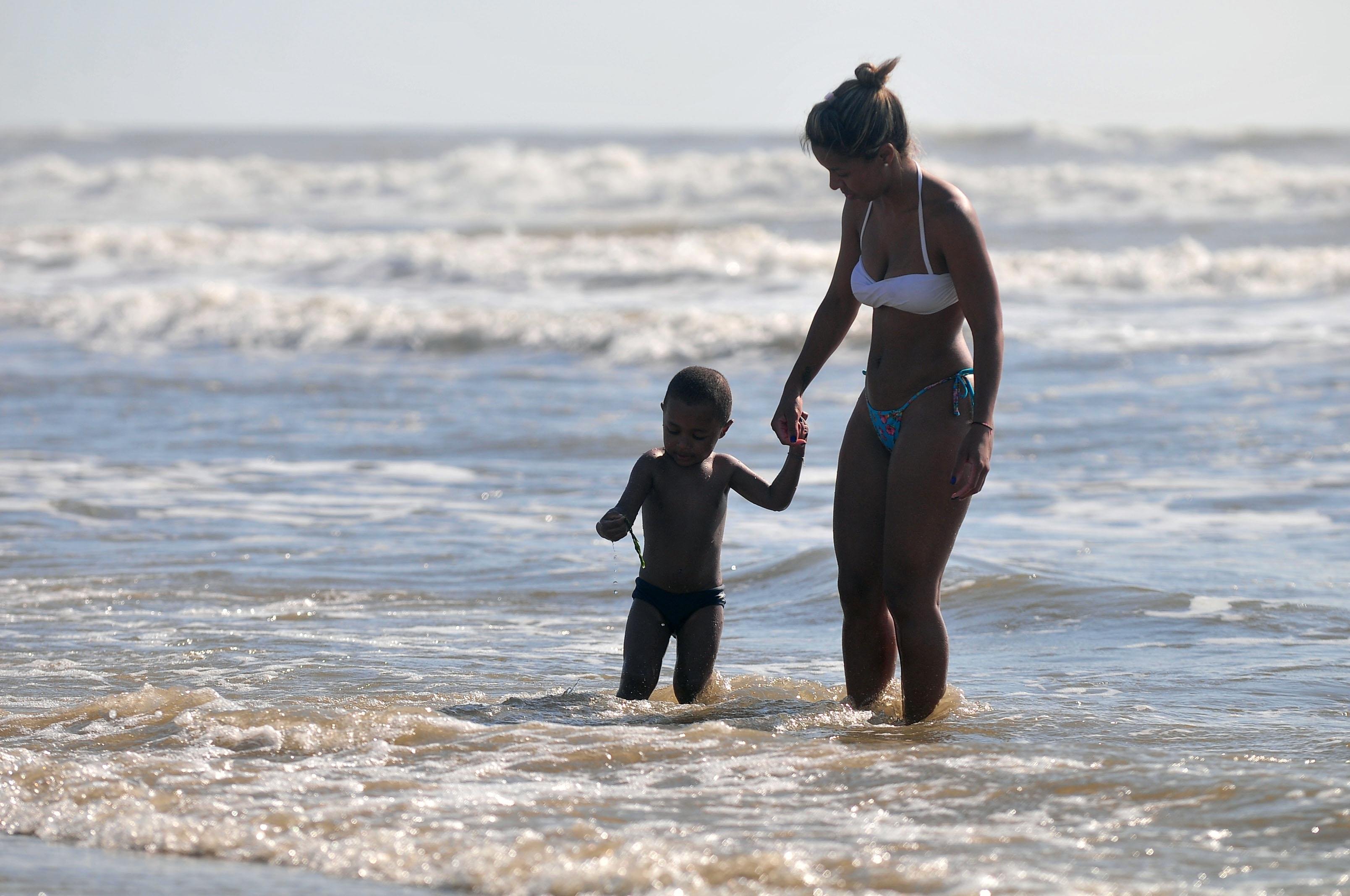 L&uacute;cia Martini e Rhael tamb&eacute;m aproveitaram a &aacute;gua limpa do oceano nesta sexta-feira