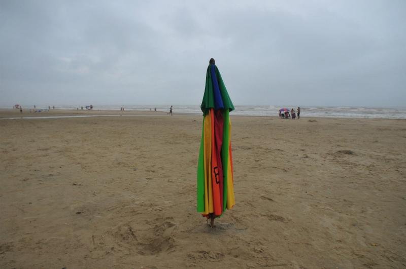 Com a chegada da chuva, veranistas foram embora da praia 