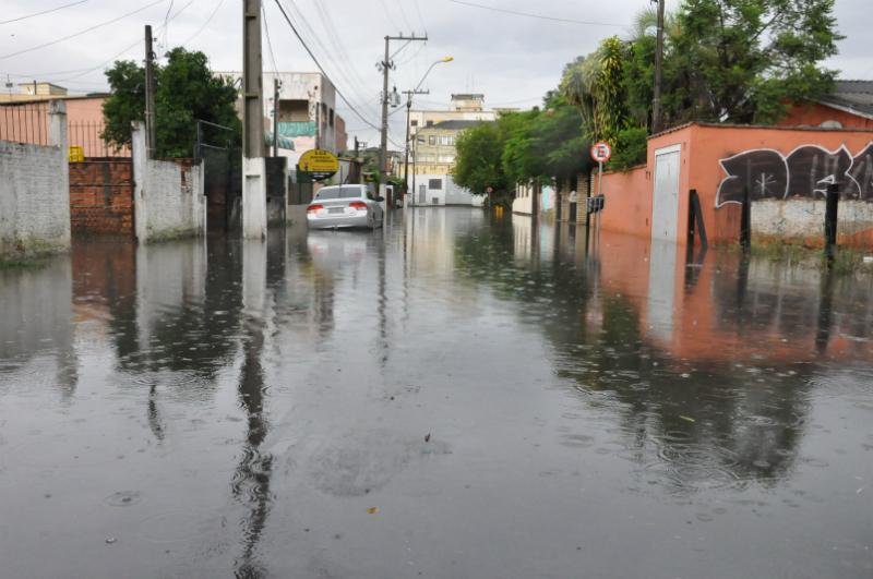 Cerca de 35 mil&iacute;metros de chuva ca&iacute;ram na cidade na tarde desta sexta-feira
