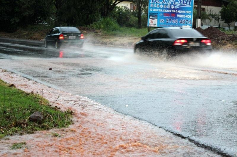Aguaceiros criaram travessias perigosas na BR 386