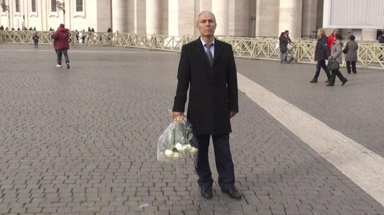 Mehmet Ali Agca segura o buqu&ecirc; de flores na Pra&ccedil;a de S&atilde;o Pedro, onde tentou assassinar o papa Jo&atilde;o Paulo II em 81
