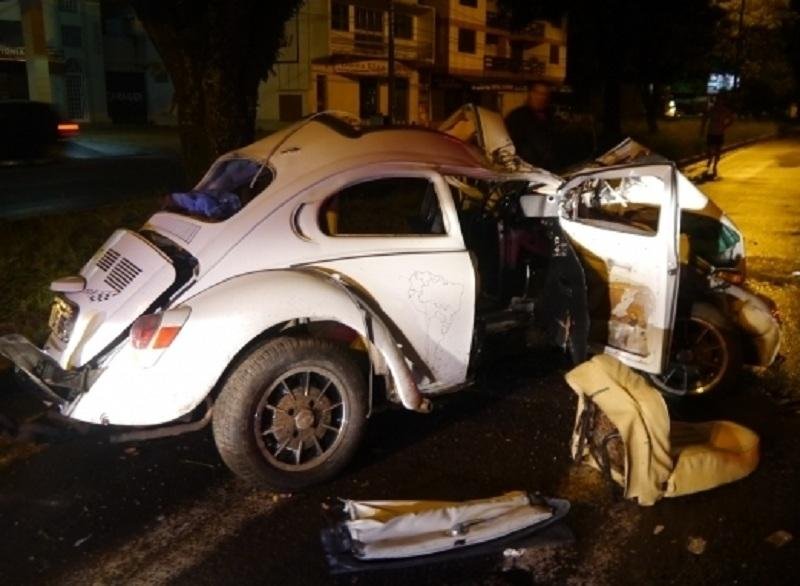 Homem morre ap&oacute;s capotar e colidir Fusca contra &aacute;rvore