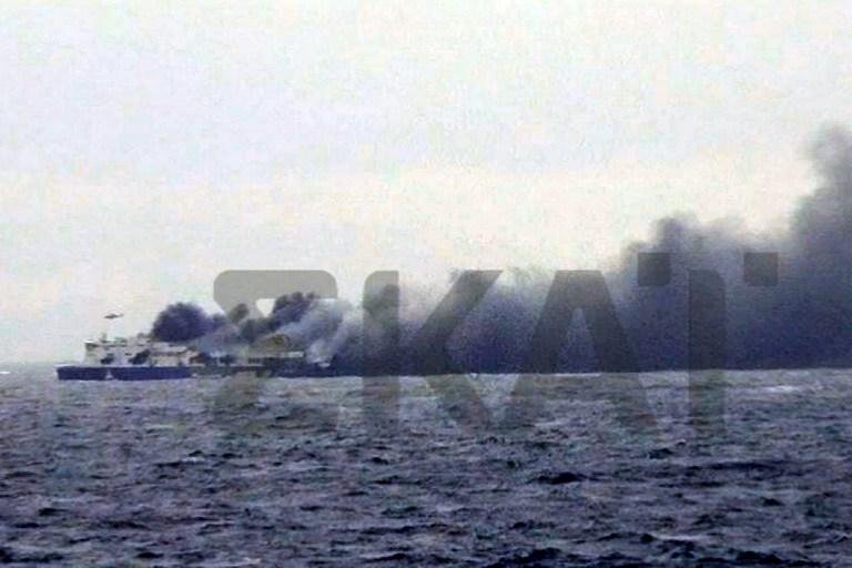 Mau tempo dificulta resgate em balsa que pegou fogo