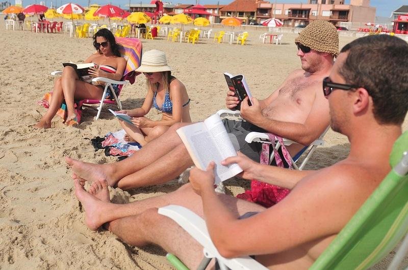 Beira da praia de Imb&eacute; &eacute; um bom lugar para leitura 