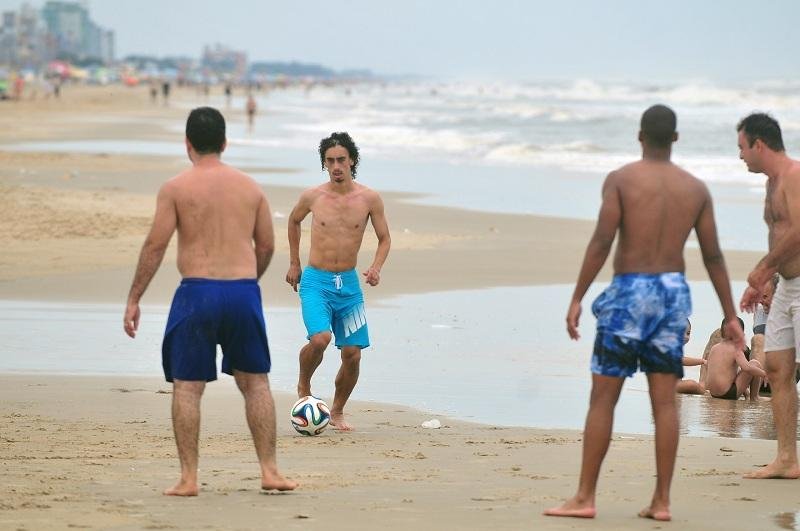 Atacante levou fam&iacute;lia para Atl&acirc;ntida e aproveitou para jogar na beira do mar