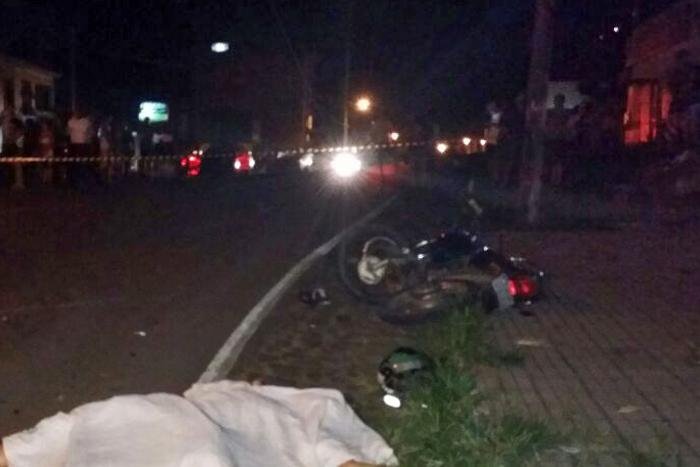 V&iacute;tima de 29 anos morreu no local e casal foi hospitalizado