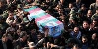 Militar teve caixão carregado por multidão de iranianos
