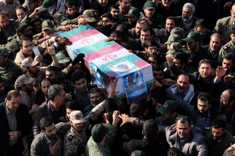 Militar teve caix&atilde;o carregado por multid&atilde;o de iranianos