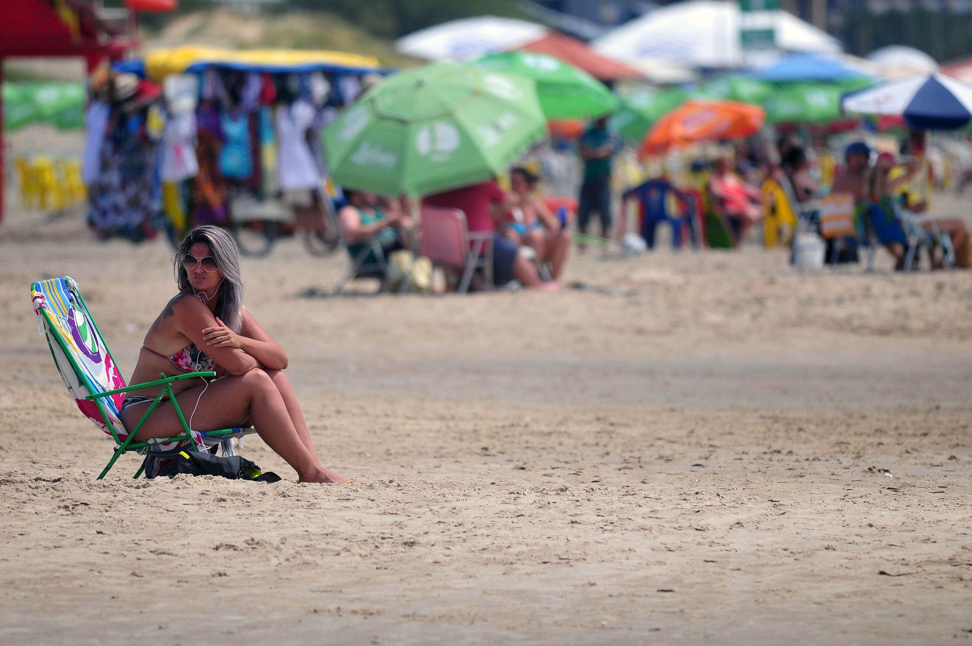 Apesar do calor, cerca de 30 graus, o sol e as nuvens ficam se revezando no c&eacute;u