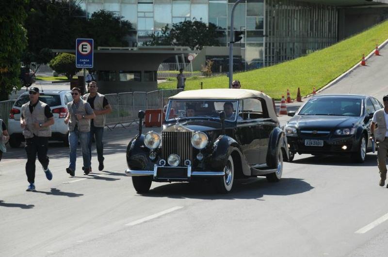 Grades v&atilde;o proteger a pista por onde passar&aacute; o Rolls-Royce presidencial