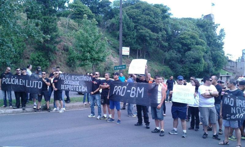 Policiais protestaram contra morte de colegas no fim de semana na regi&atilde;o metropolitana