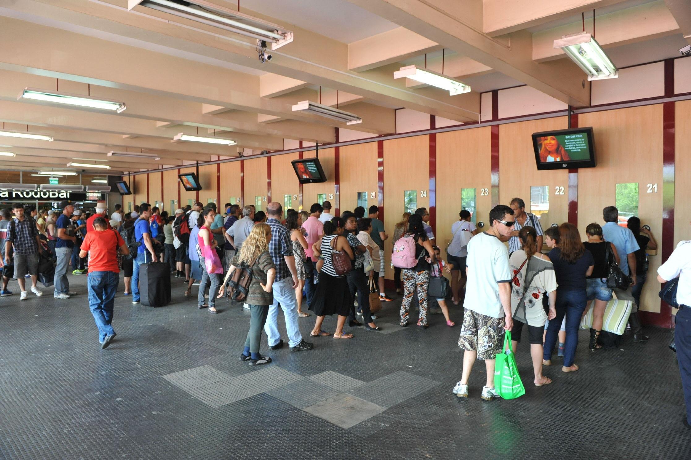 Pela Rodovi&aacute;ria, s&atilde;o previstos mais de 70 mil passageiros at&eacute; amanh&atilde; 