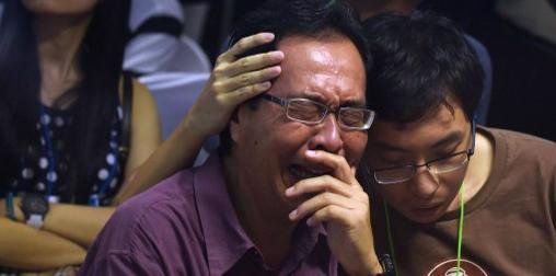 Familiares de v&iacute;timas se abra&ccedil;aram e choraram em Surabaya