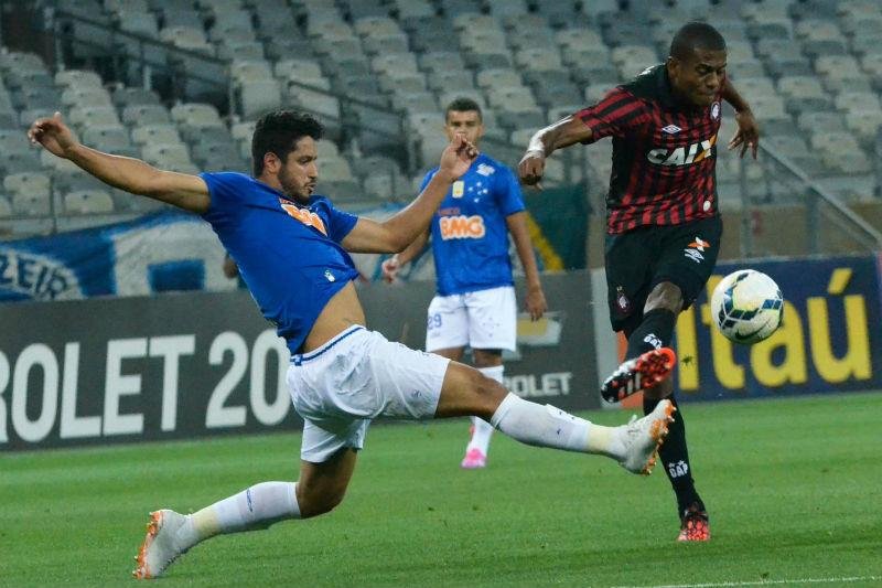 Acerto salarial separa Marcelo Cirino (&agrave; direita) do Flamengo 