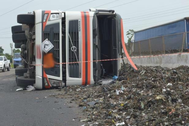 Tr&acirc;nsito flui em apenas duas faixas no Km 439, sentido interior-Capital