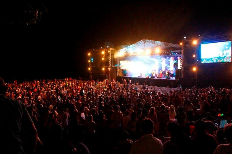 Cerca de 100 mil acompanharam a virada na orla