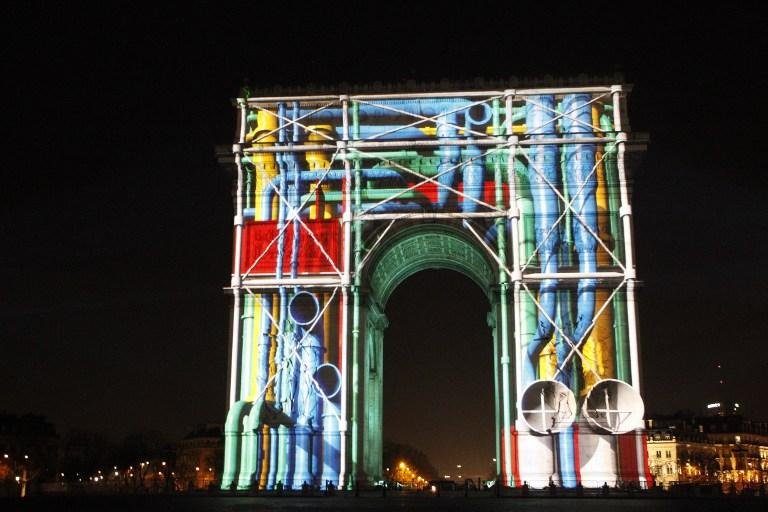 Em Paris, a Champs-&Eacute;lys&eacute;es foi iluminada para receber os turistas