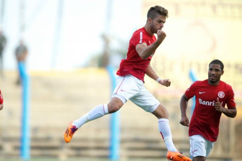 Cl&aacute;udio Winck ir&aacute; renovar por quatro temporadas