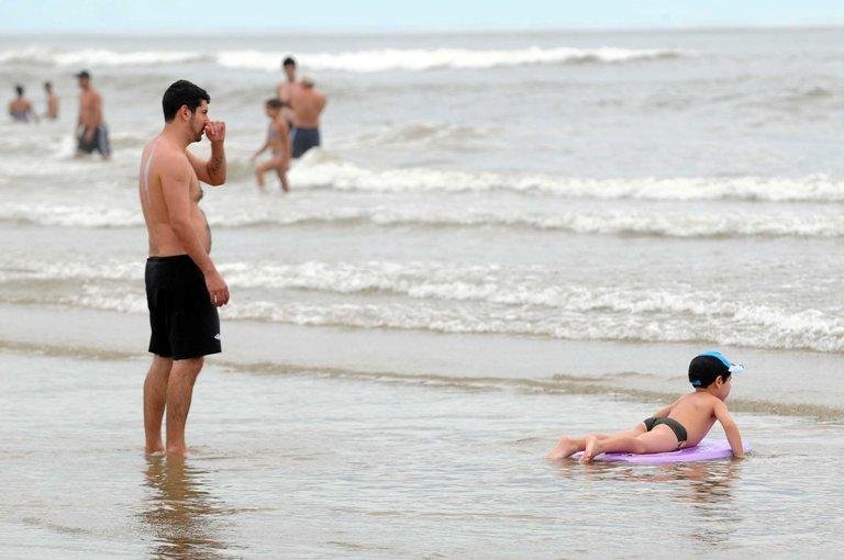 Pai e filho aproveitaram para brincar na &aacute;gua