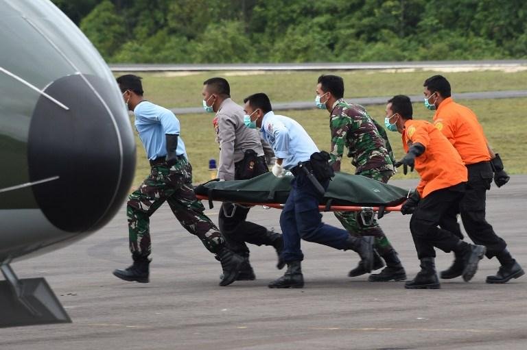 Equipes de busca de avi&atilde;o da AirAsia recuperam 16 corpos