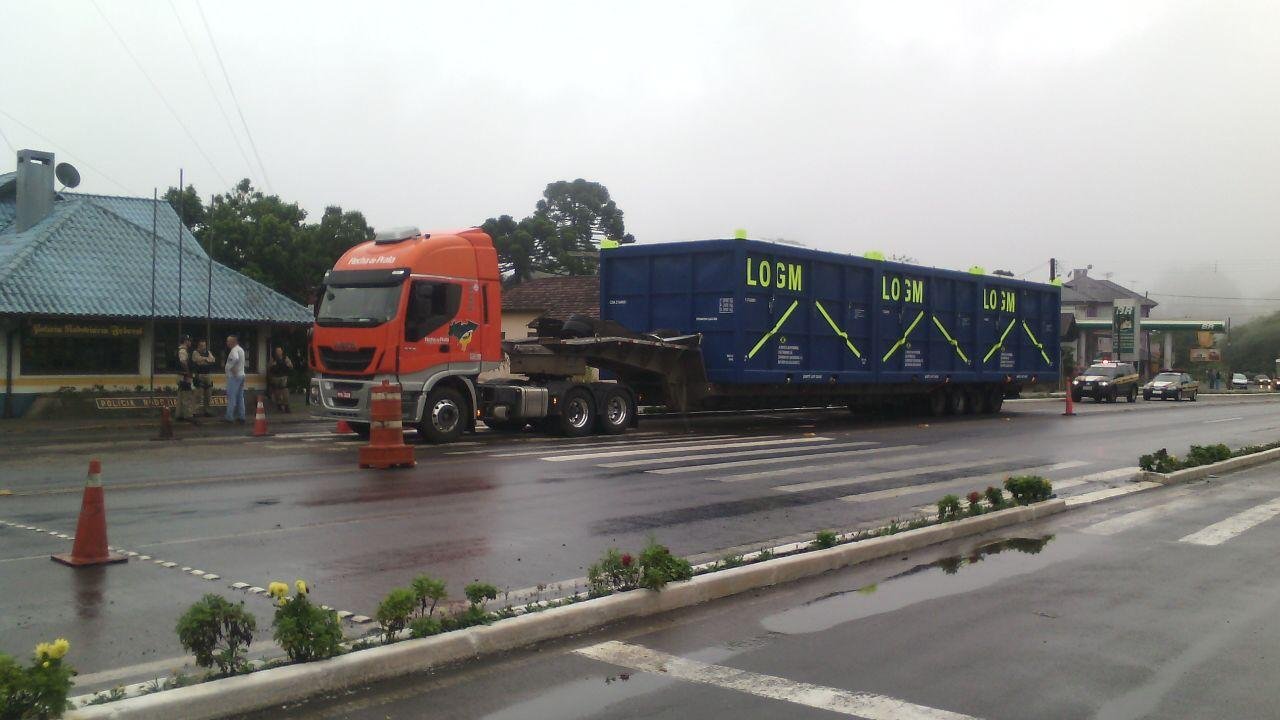 Transporte de cont&ecirc;iner prejudica tr&acirc;nsito na BR 116