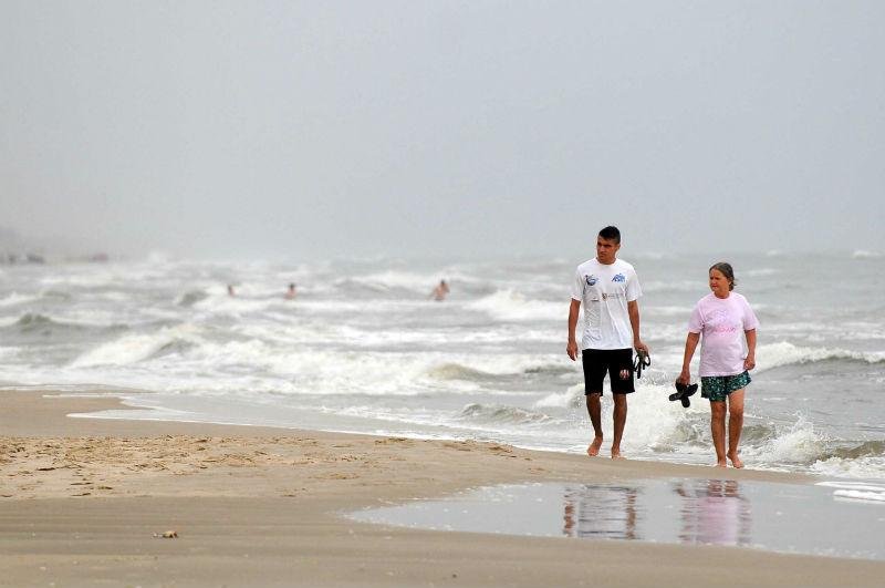 Movimento foi pequeno na beira da praia de Imb&eacute;
