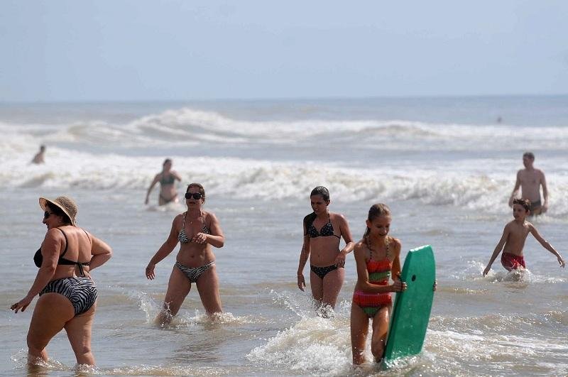 E n&atilde;o se acanharam em entrar no mar 