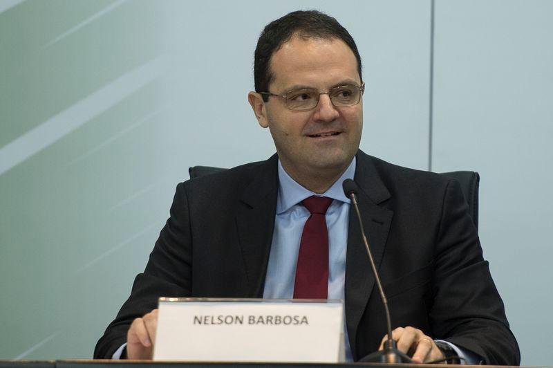 Um dia depois de anunciar que o governo proporia uma nova regra de reajuste do sal&aacute;rio m&iacute;nimo, o ministro do Planejamento, Nelson Barbosa, recuou
