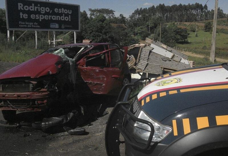 Colis&atilde;o ocorreu em frente a placa de conscientiza&ccedil;&atilde;o no tr&acirc;nsito