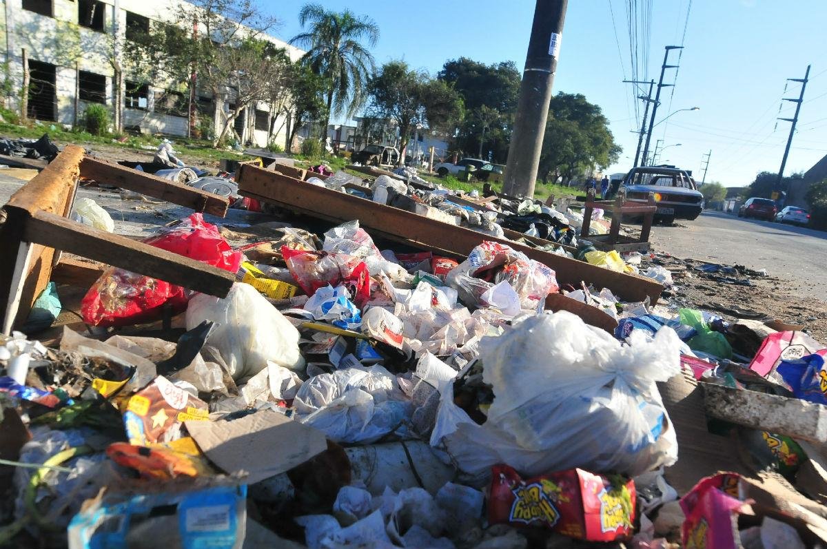 Descarte irregular de lixo gera quase 800 autos de infra&ccedil;&atilde;o na Capital