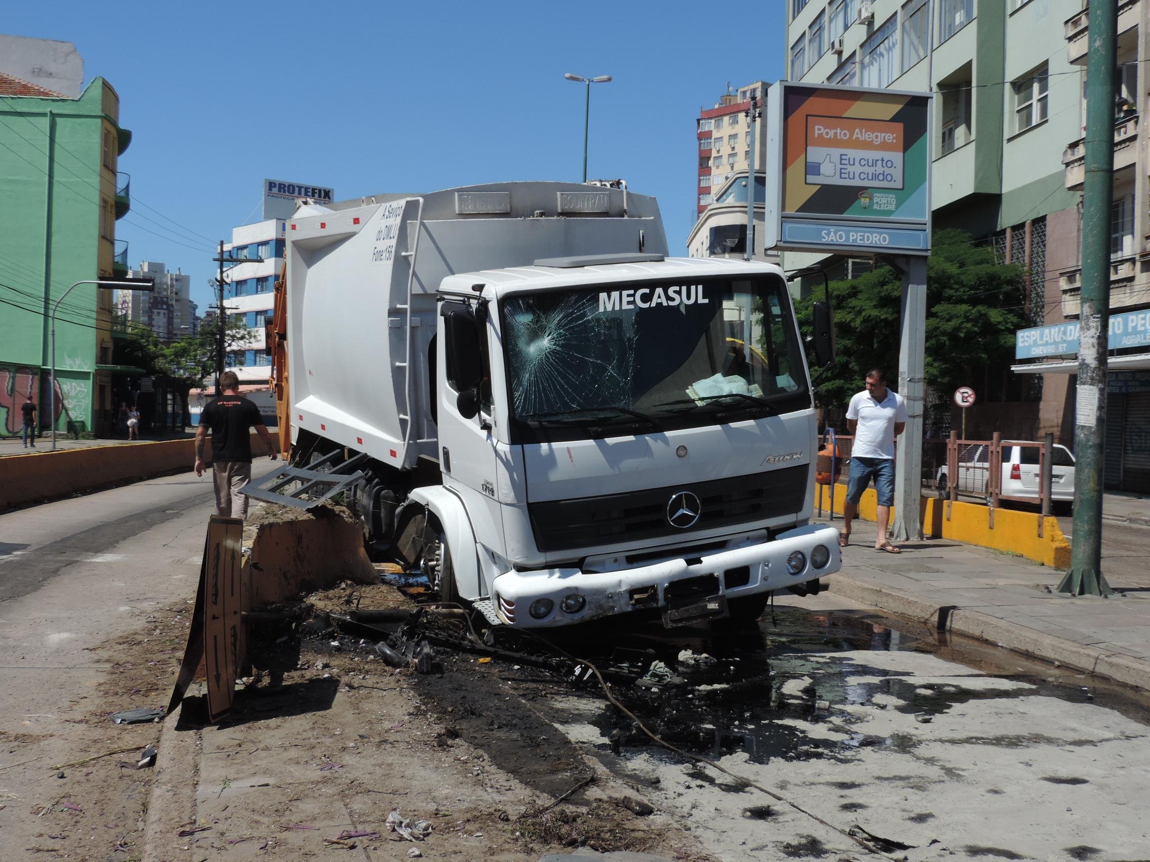 Parada de &ocirc;nibus foi interditada