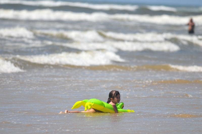 Amanda, 5 anos brincava com uma boia em forma de sapo na manh&atilde; desta segunda