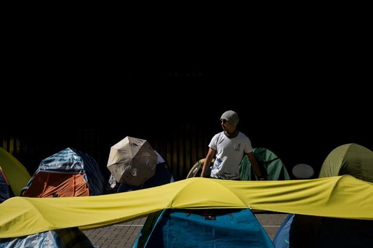 Entre os que j&aacute; foram convocados pela pol&iacute;cia est&atilde;o os l&iacute;deres estudantis Alex Chow e Joshua Wong