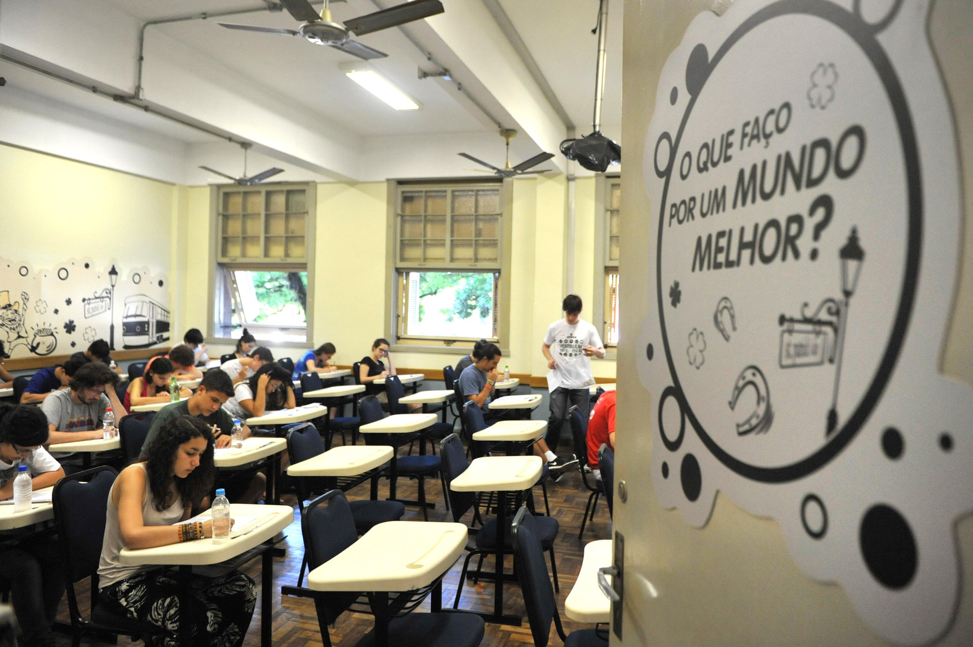 Estudantes fazem provas de Biologia, Qu&iacute;mica e Geografia