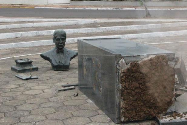 Busto em homenagem a Costa e Silva foi retirado de pra&ccedil;a