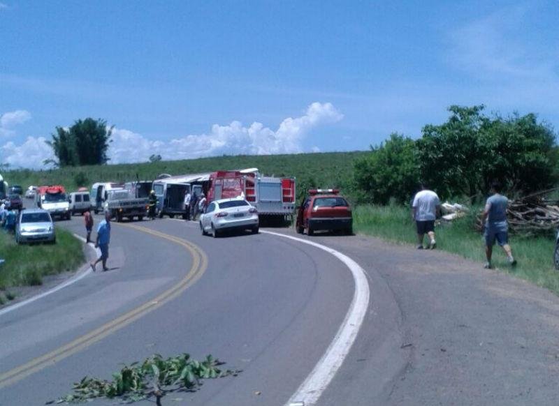 Acidente com &ocirc;nibus causou a morte de cinco pessoas