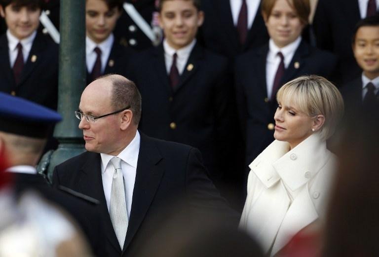 Albert e Charlene chegaram &agrave; pra&ccedil;a, sem os filhos, para saudar as pessoas