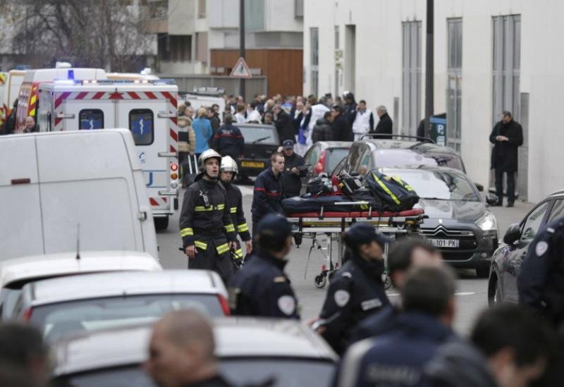 Atentado &agrave; Charlie Hebdo deixou 12 mortos na manh&atilde; desta quarta-feira 