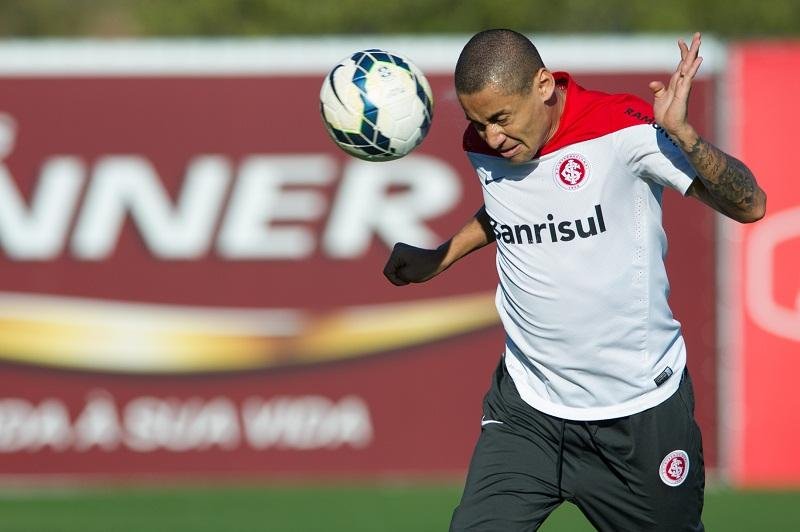 Centroavante do Inter tem esperan&ccedil;a de atuar mais com Diego Aguirre