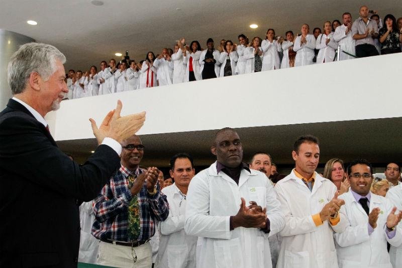 Governo registrou a desist&ecirc;ncia de 193 m&eacute;dicos dos mais de 14 mil que est&atilde;o no Brasil