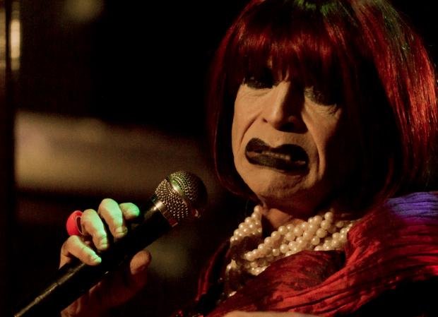 Filme retrata vida de ator e transformista, que confunde a realidade com os personagens que interpreta