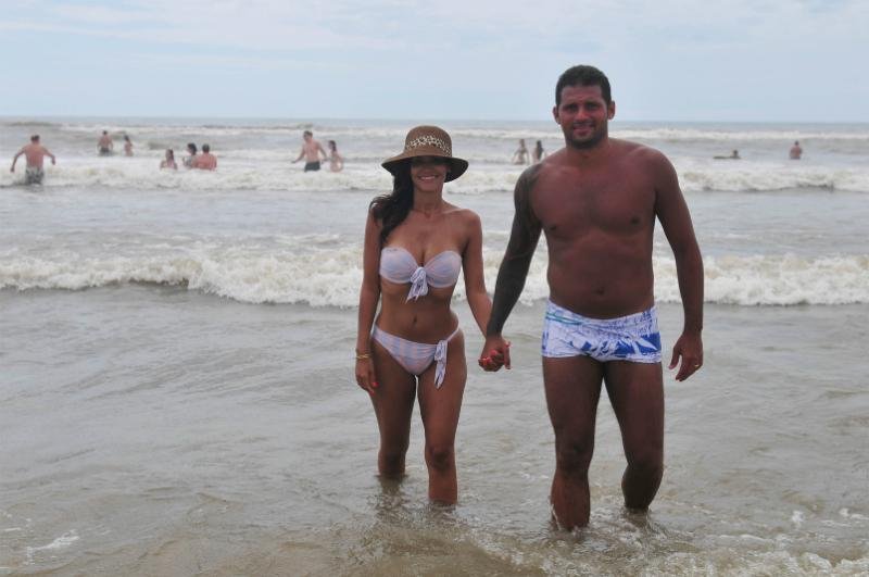 Casal optou por caminhar no mar