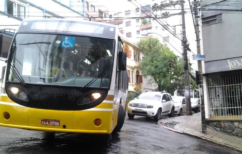 Duster mal estacionada tranca passagem de &ocirc;nibus