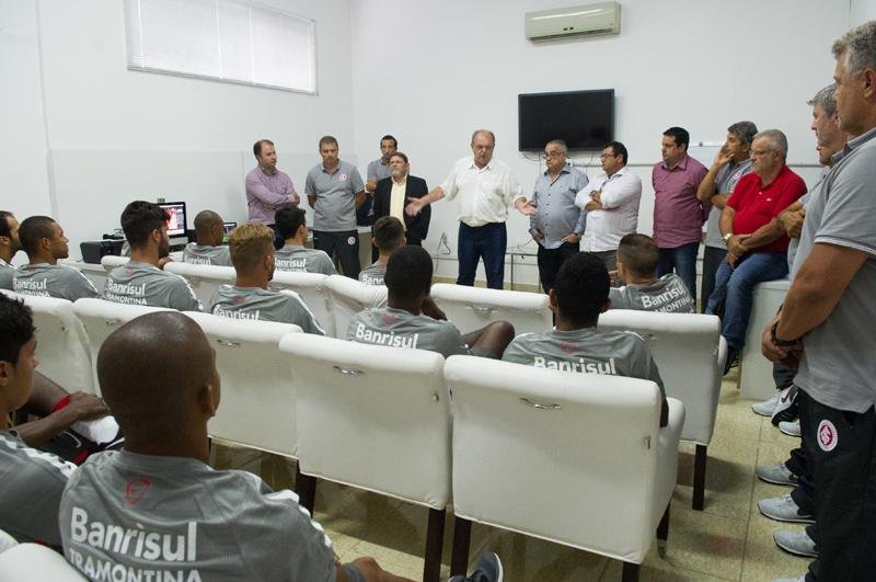 Elenco do Inter se apresentou no CT Parque Gigante 