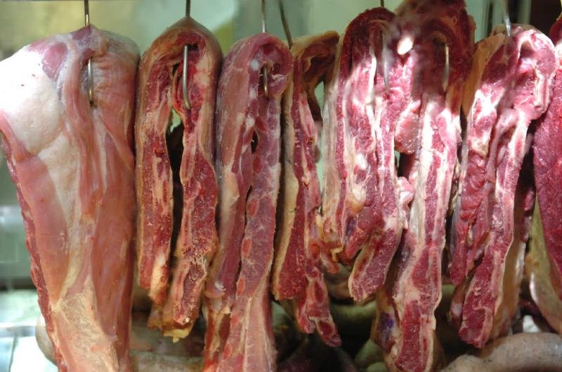 Carne bovina puxa alta da cesta b&aacute;sica de Porto Alegre