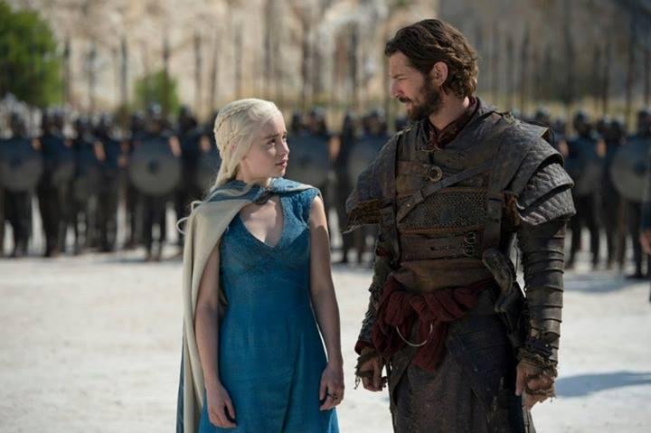 Emilia Clarke e Michiel Huisman vivem Daenerys Targayen e Daario Naharis na quarta temporada
