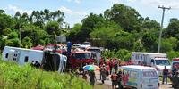 Doze feridos seguem internados após acidente com ônibus