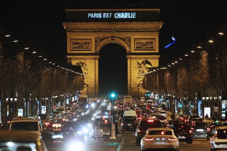 Homenagem presta solidariedade &agrave;s v&iacute;timas do atentado ao jornal Charlie Hebdo 
