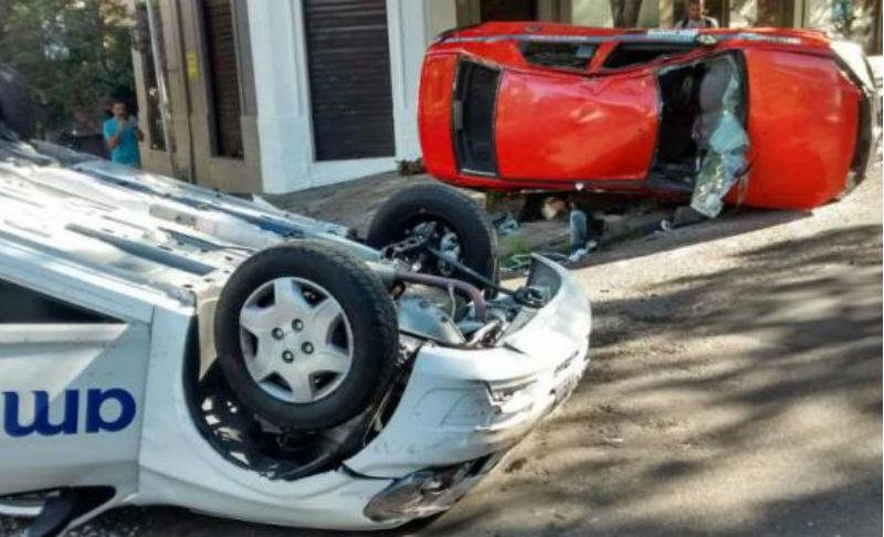 Carros capotam ap&oacute;s colis&atilde;o na zona Norte