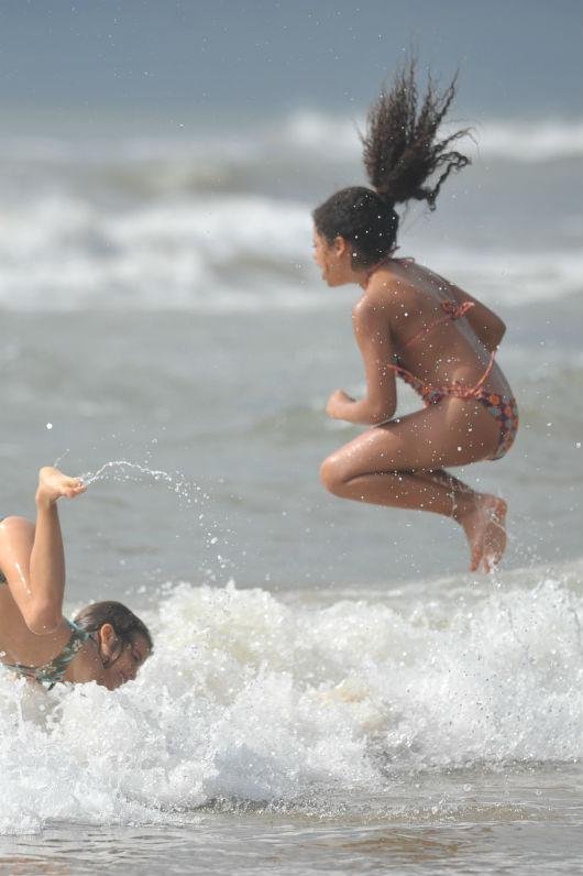 Irm&atilde;s Beatriz e La&iacute;s aproveitaram para brincar no mar